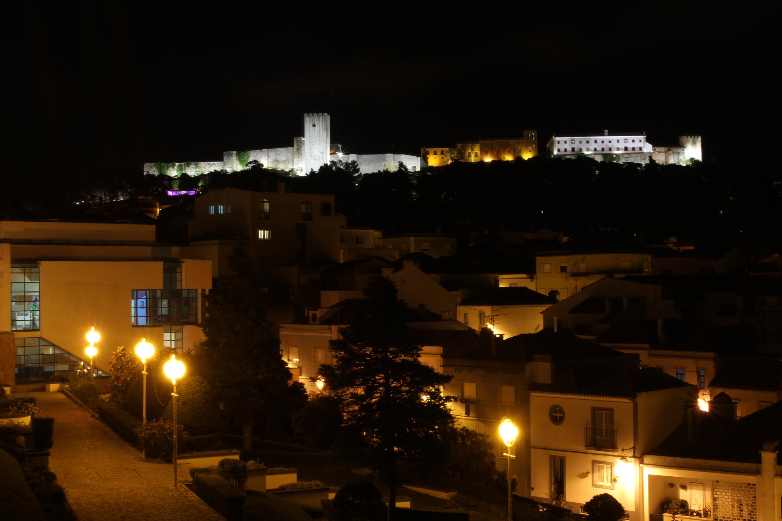 Iluminação cenográfica destaca Castelo de Palmela no horizonte da AML
