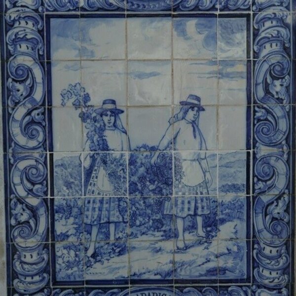 Na Vila de Pinhal Novo a arte azulejar está patente nos painéis da antiga Estação de Caminho de f...