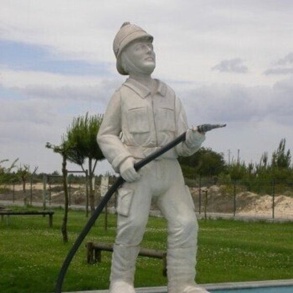Monumento ao Bombeiro | Autor: escultor Manuel João Vestias | Ano: 2001 | Bombeiros Voluntários d...