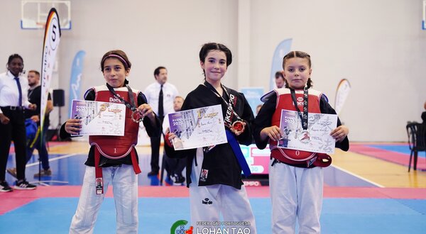 ariana_maia__ao_centro_