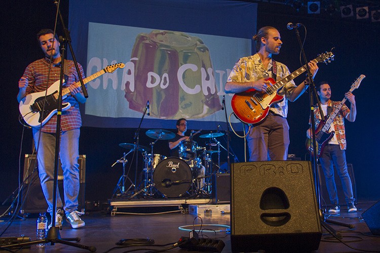 Para os "Chá do Chile" a música que criam soa a um rock alternativo português, focado num som chi...