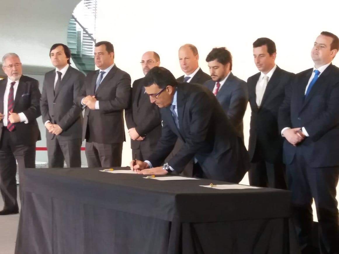 O Presidente do Município de Palmela, Álvaro Balseiro Amaro, no momento da assinatura do contrato...