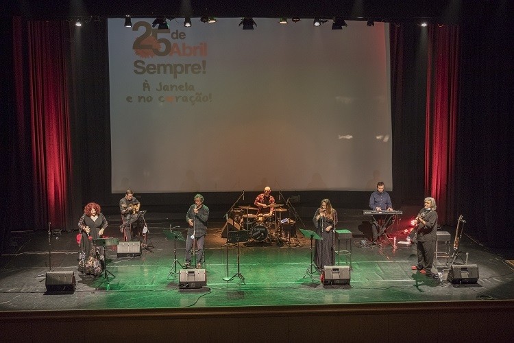 Concerto "Por Terras do Zeca", sem público, e transmitido em direto a partir do Cineteatro São Jo...