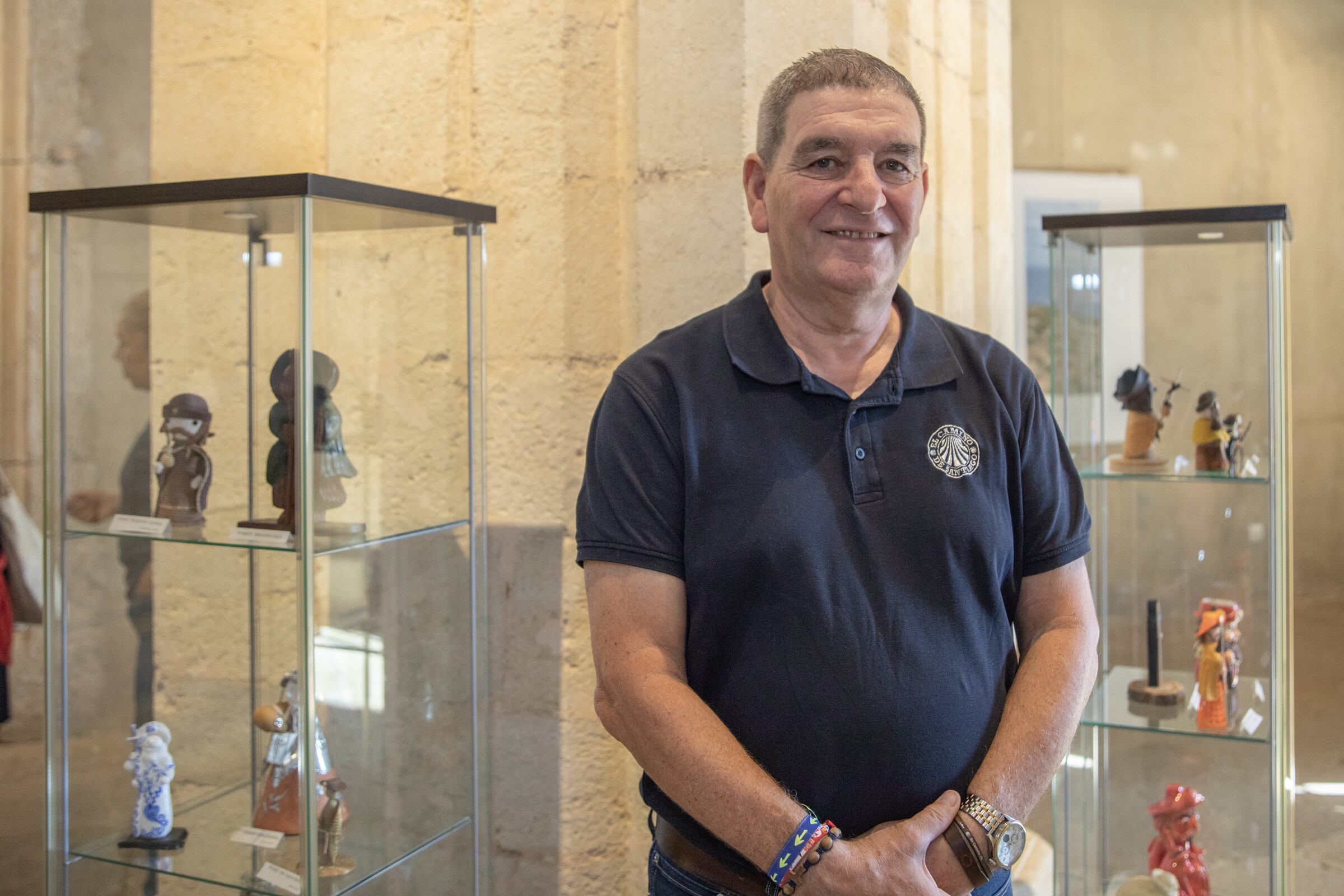 arlindo_garcia_junto_da_sua_exposicao_de_santiagos