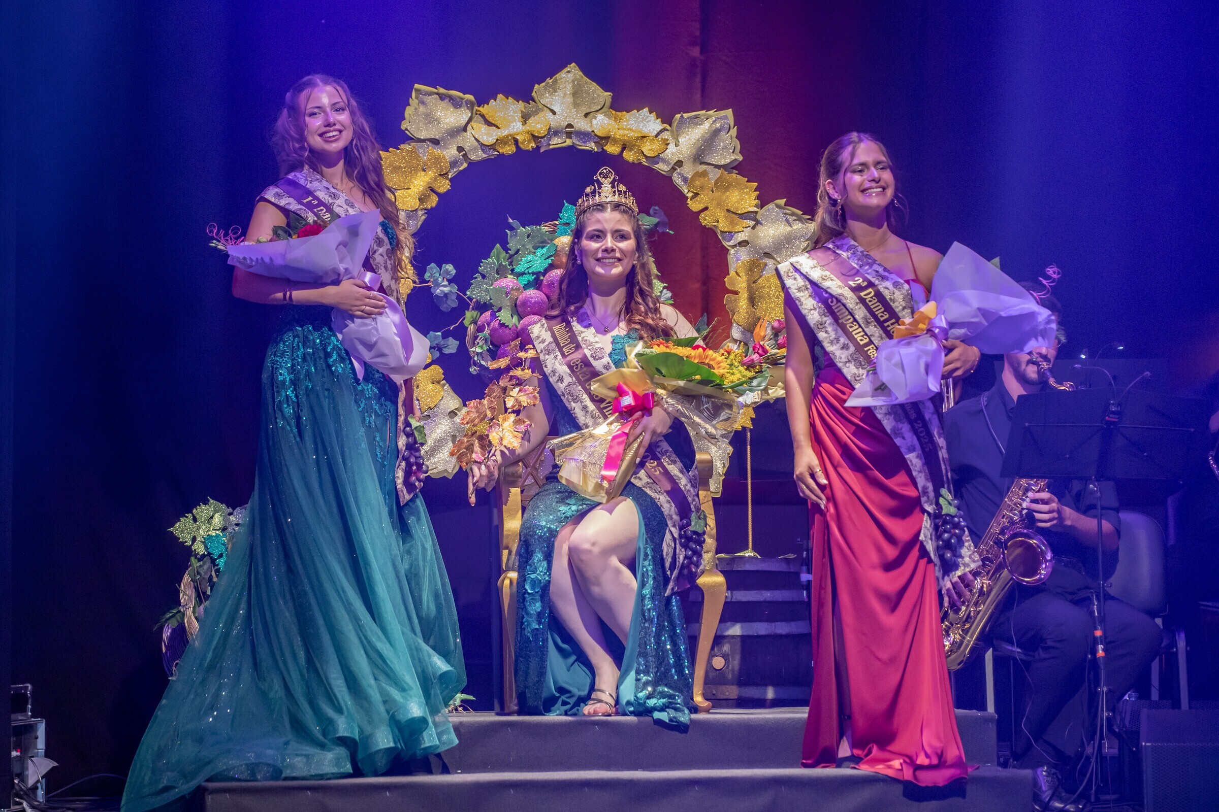 1a_dama_laura_santos__rainha_carolina_sousa__miss_simpatia_e_2a_dama_beatriz_matos