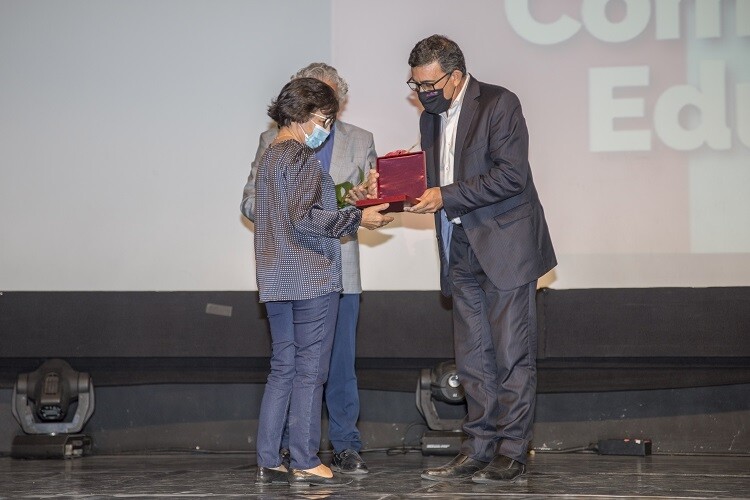 Homenagem às/aos profissionais aposentadas/os. 