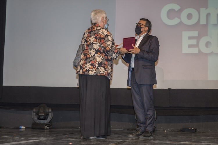 Homenagem às/aos profissionais aposentadas/os. 