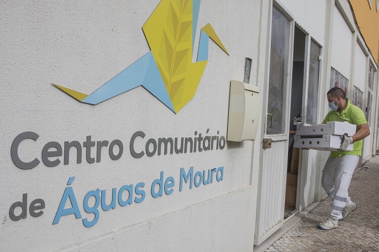 Entrega de cabazes no âmbito do projeto Cabaz Solidário Saudável. 