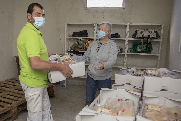 Entrega de cabazes no âmbito do projeto Cabaz Solidário Saudável.