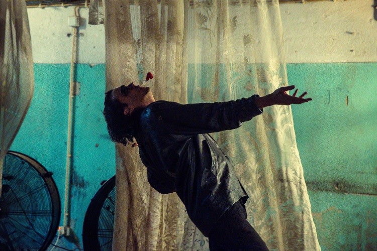 JULIETA BEBE UMA CERVEJA NO INFERNO 