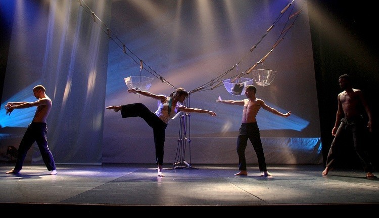 DIA MUNDIAL DA DANÇA: "A DOIS PASSOS..."