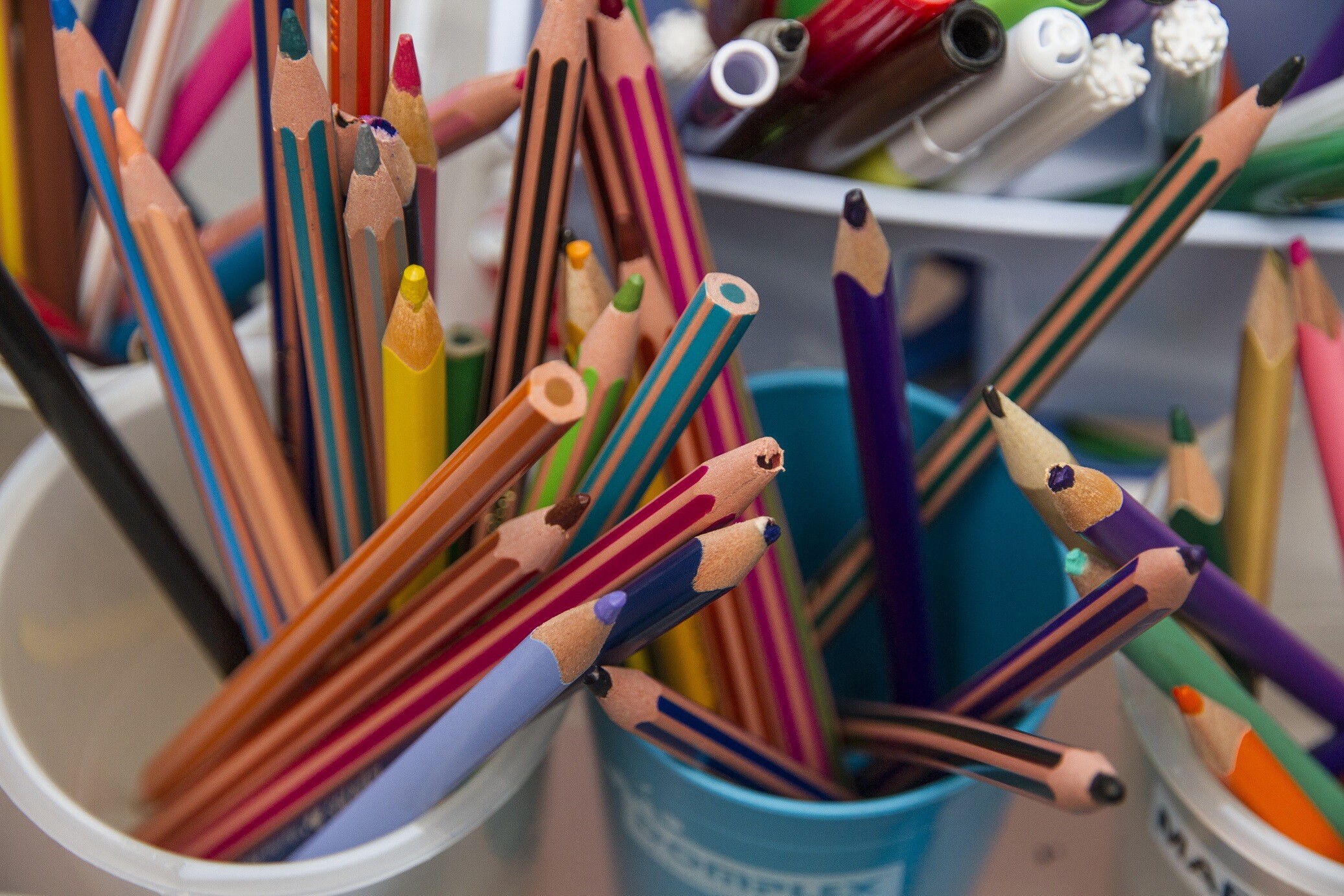 85.000€ para apoios e oferta de cadernos de atividades a alunas/os do 1.º CEB