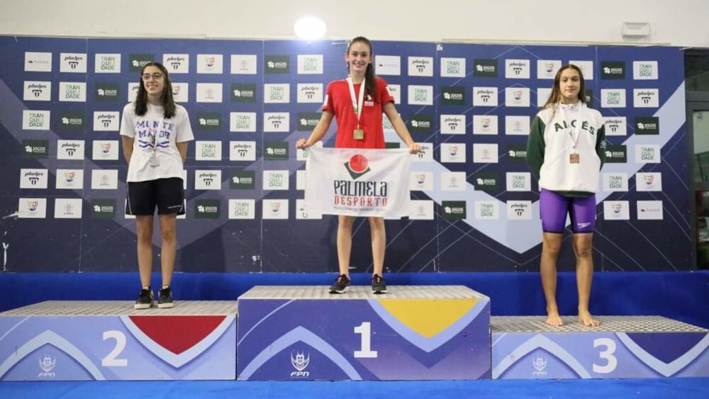 Leonor Parente conquista 3 medalhas de ouro em provas nacionais de natação