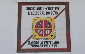 Teatro Brinca apresenta “Desencontros no Comboio da Existência à Noite” na Sociedade do Bairro Al...
