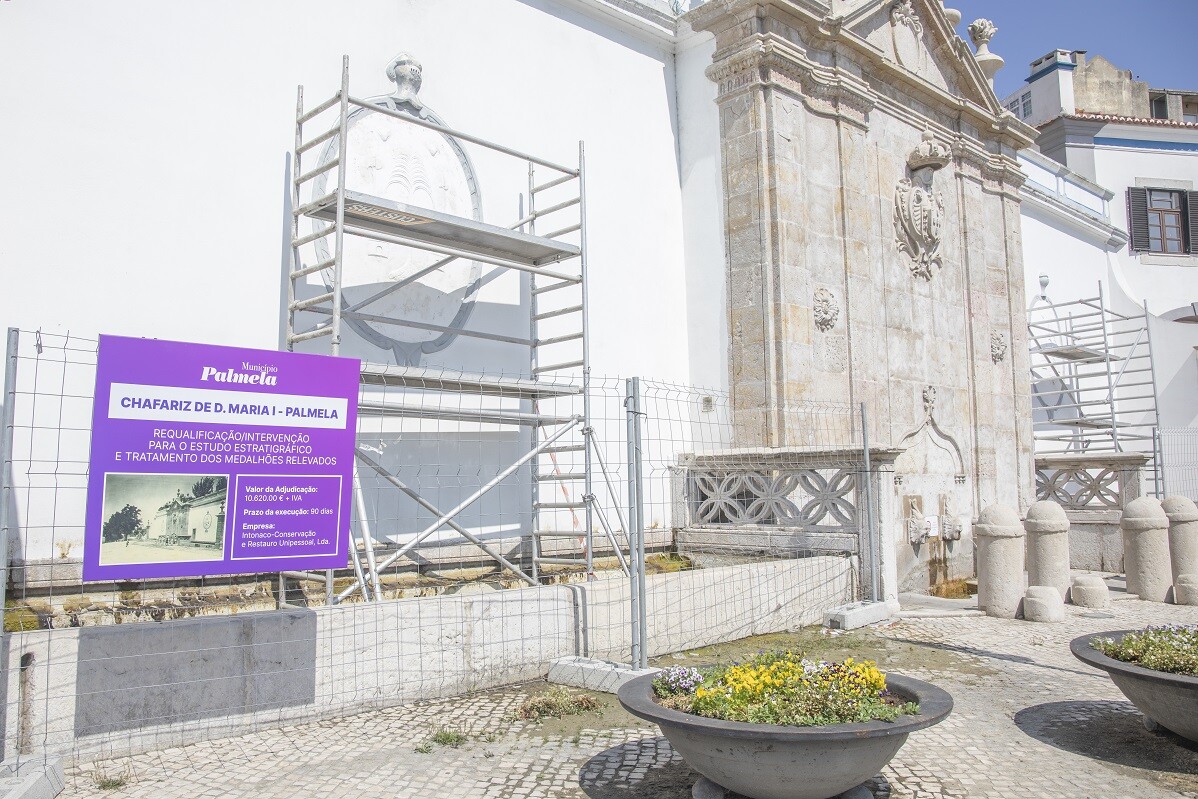 Tratamento dos Medalhões do Chafariz D. Maria I a decorrer