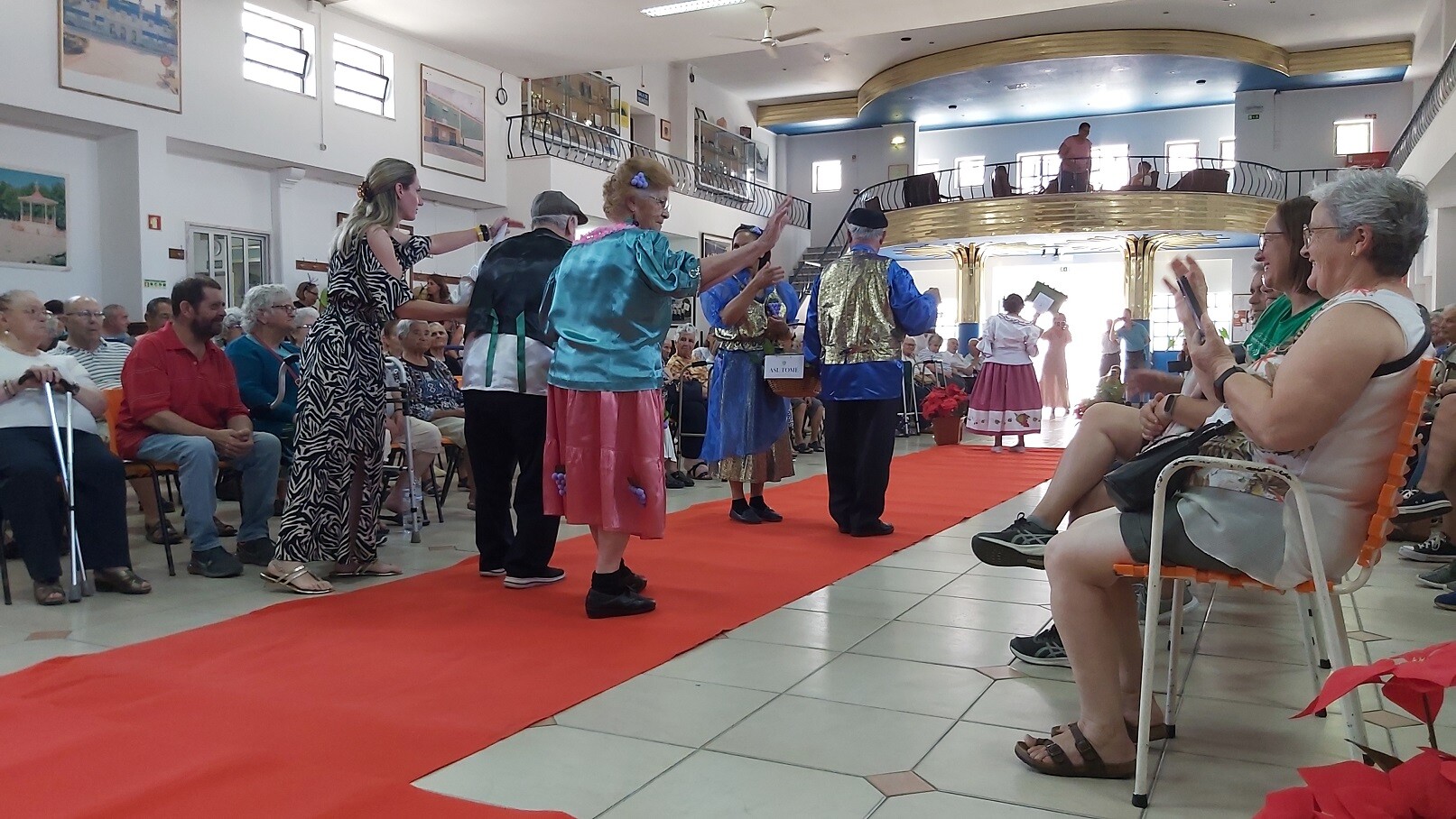 Desfile de moda proporciona momento de convívio intergeracional