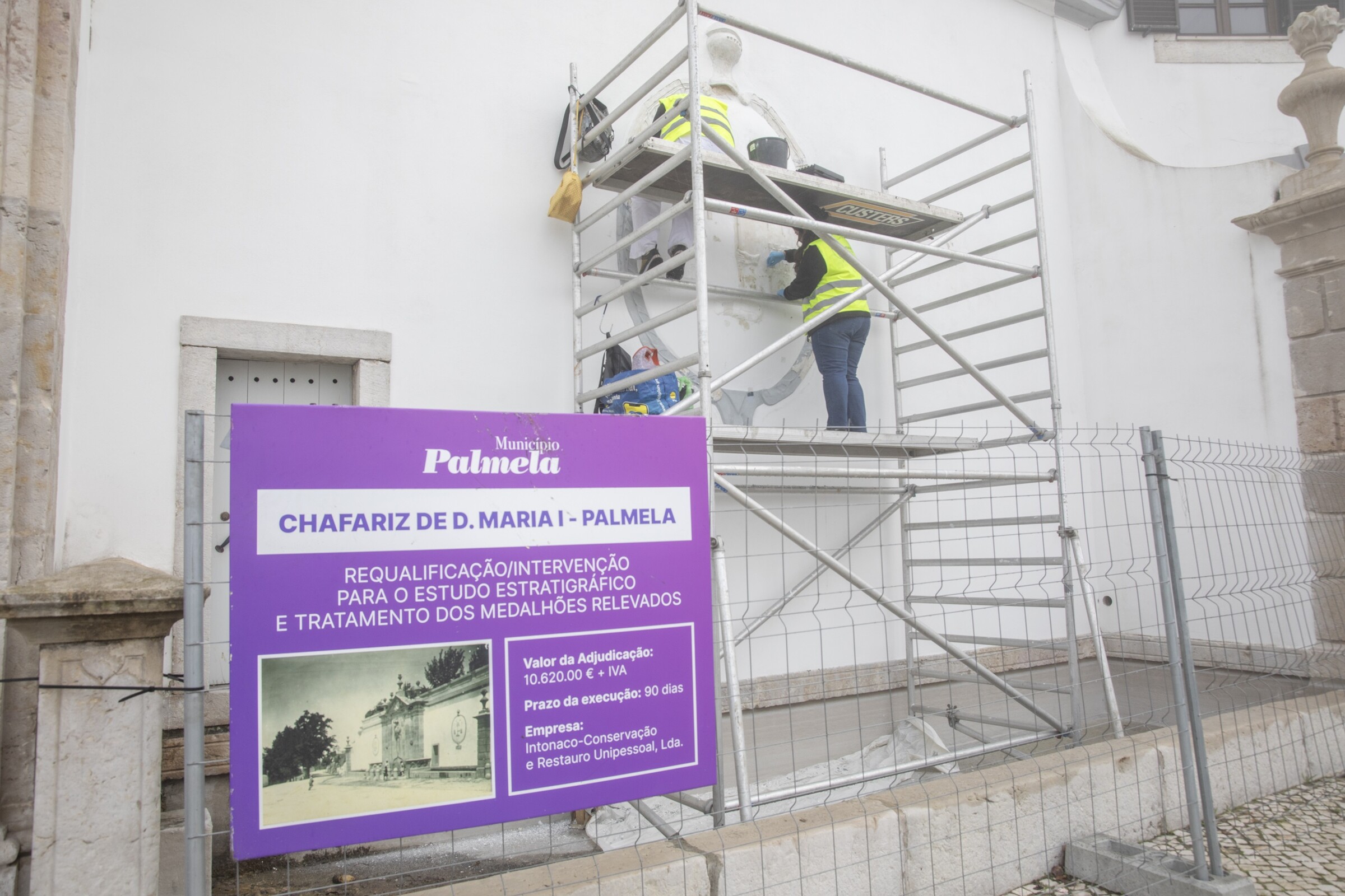 Pintura dos medalhões Chafariz D. Maria I com parecer positivo da DGPC
