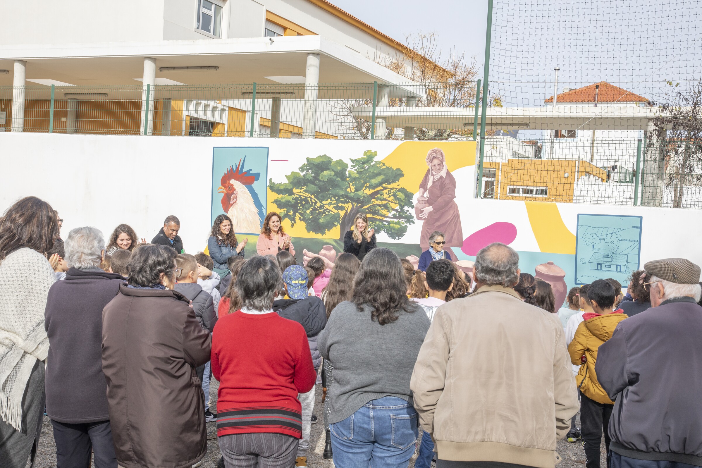 EB Águas de Moura - Mural “Colorir é Florescer” valoriza memórias e tradições rurais