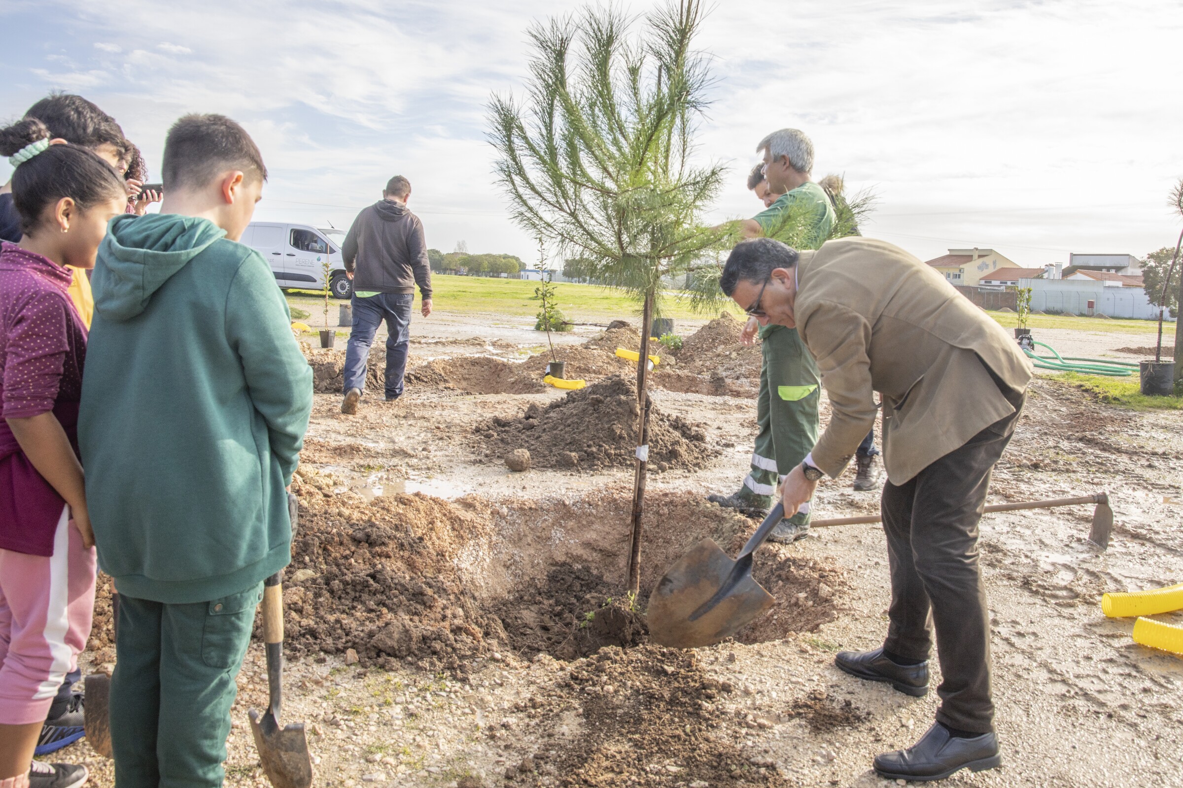 Alunas/os e Município juntos em plantação de árvores em Pinhal Novo