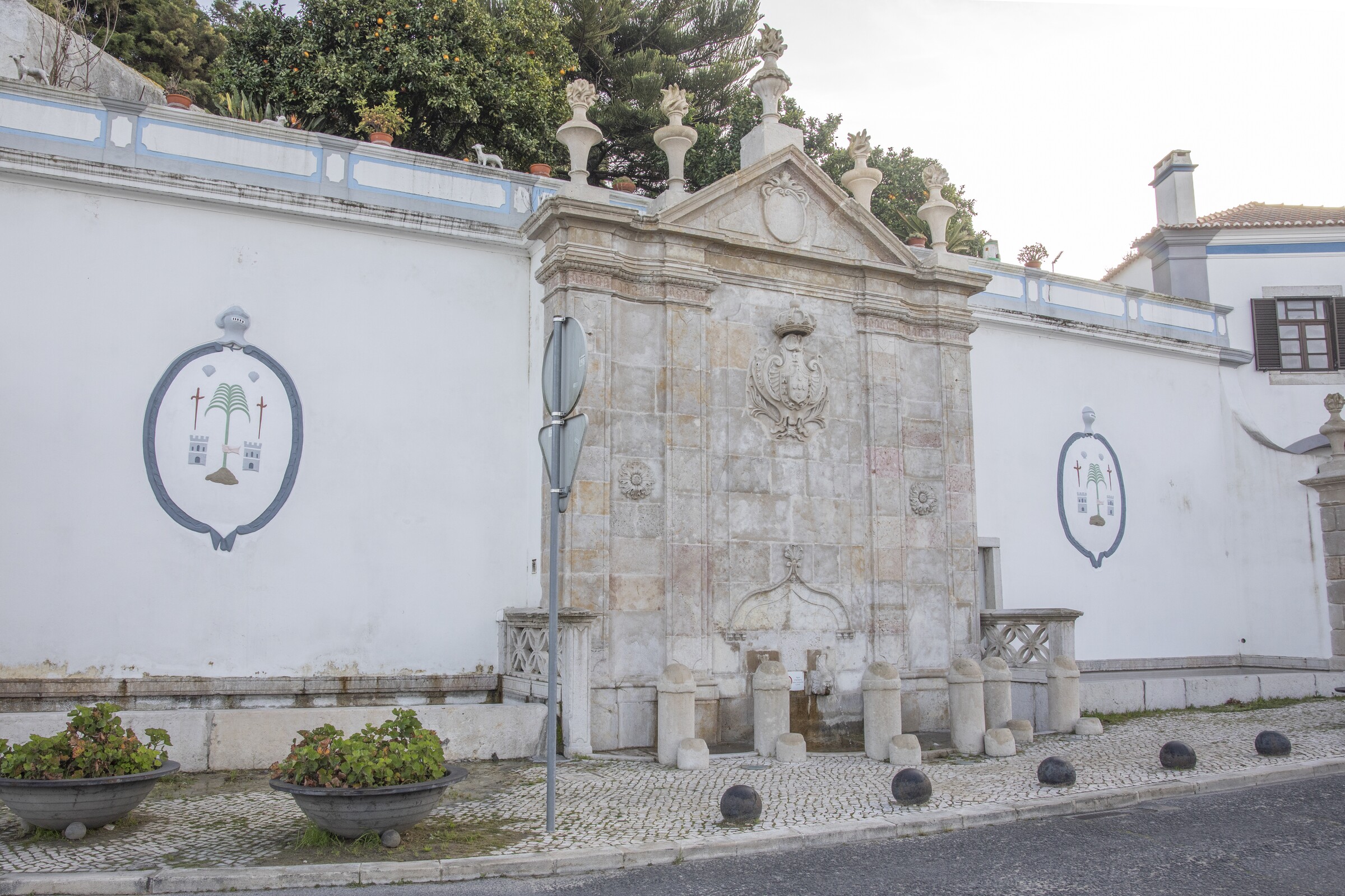 Chafariz de D. Maria I/Palmela: concluída pintura dos medalhões