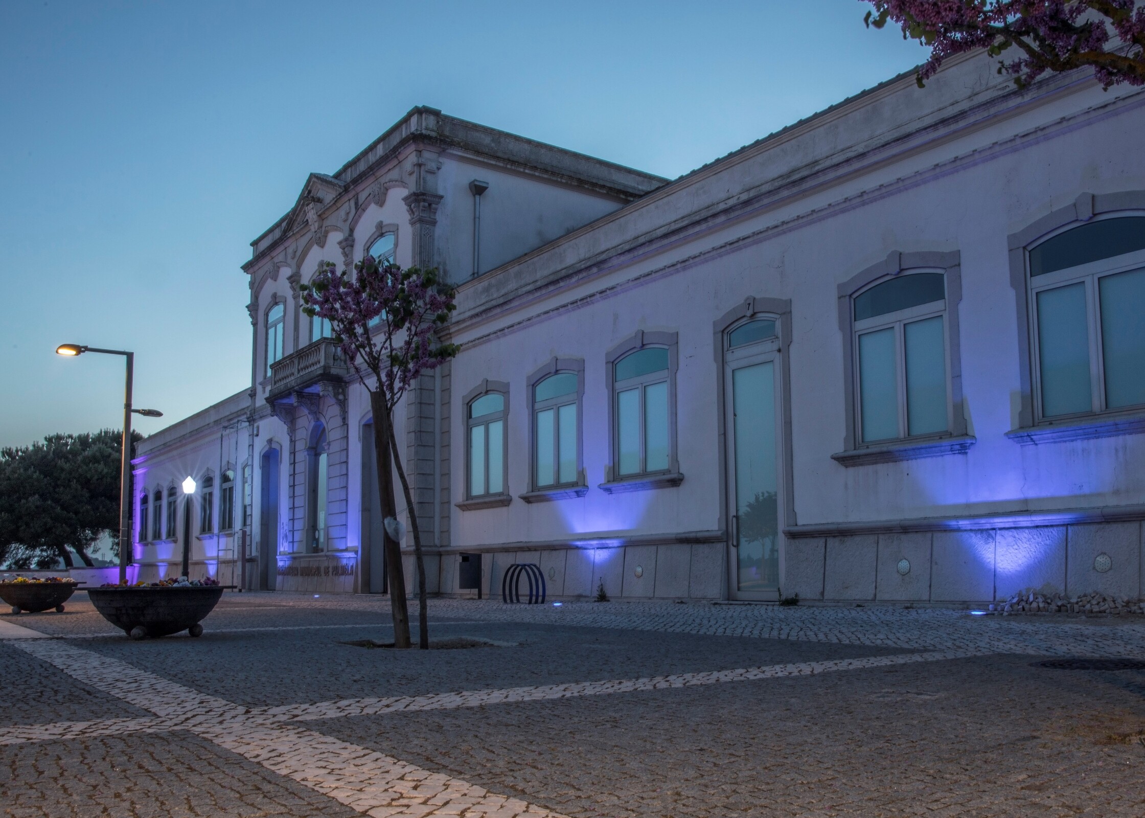 Município associa-se à Campanha do Laço Azul em abril