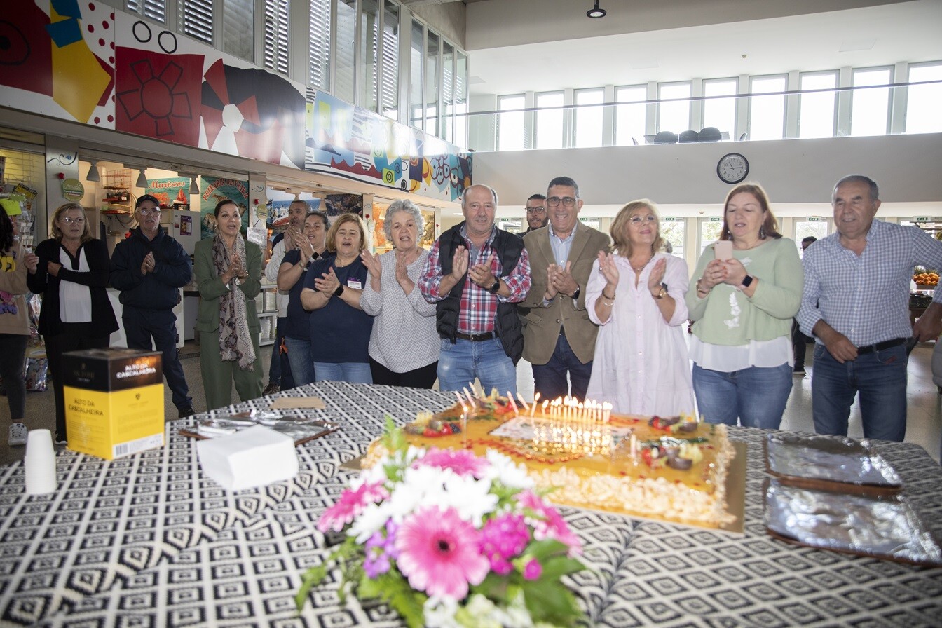 Operadoras/es e utilizadoras/es cantaram os parabéns ao Mercado Municipal de Pinhal Novo