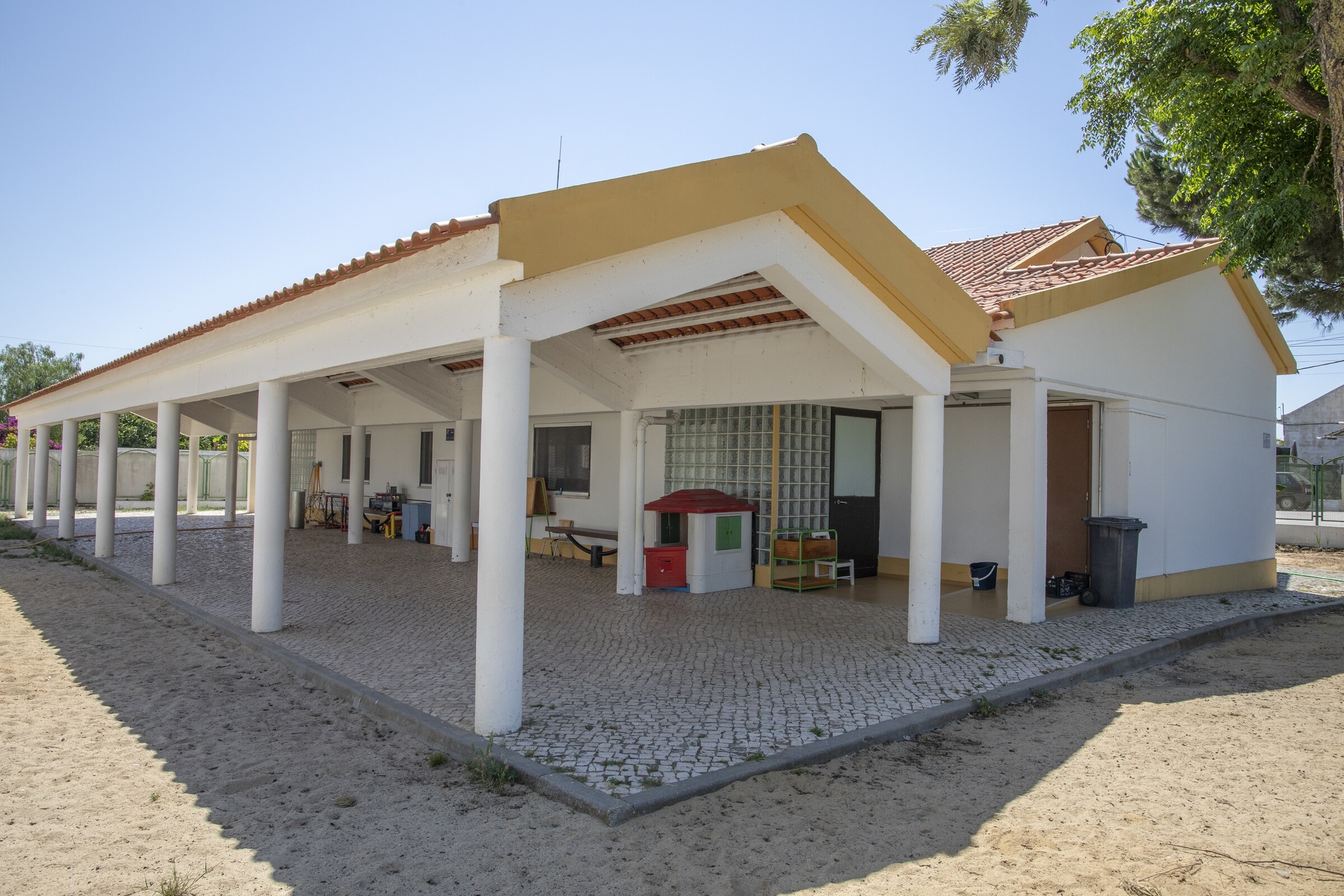 Adjudicada reabilitação da cobertura do Jardim de Infância de Olhos de Água