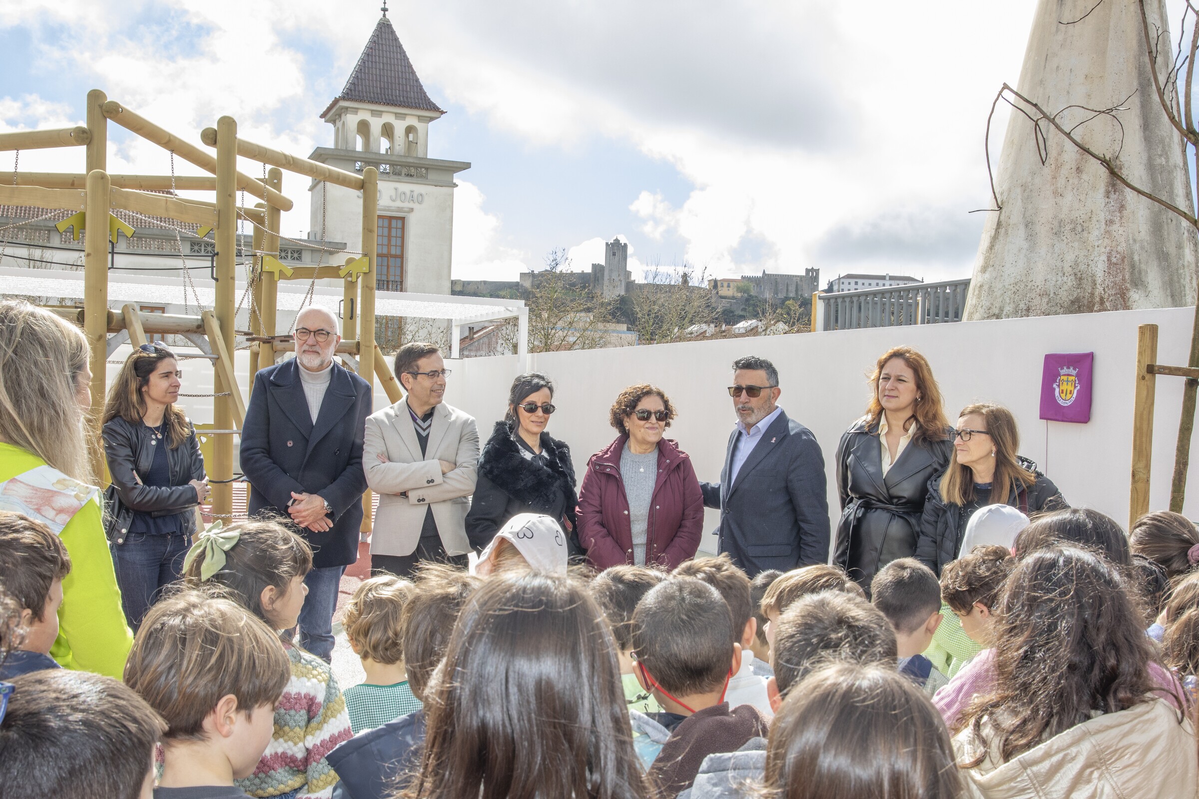 Crianças da EB Joaquim José Carvalho com espaço renovado para brincar em segurança