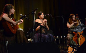 Leónia de Oliveira e B’rbicacho dinamizam Baile de danças tradicionais europeias na Biblioteca de...