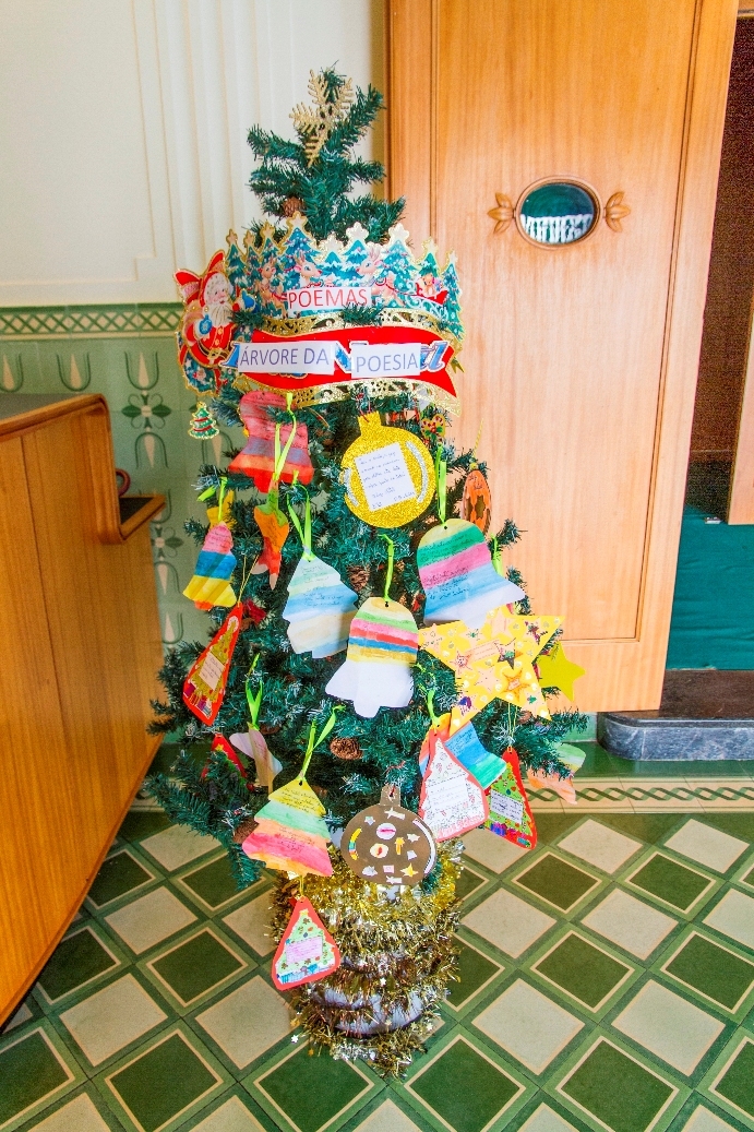 Poemas das crianças das escolas decoram árvores de Natal nos equipamentos culturais