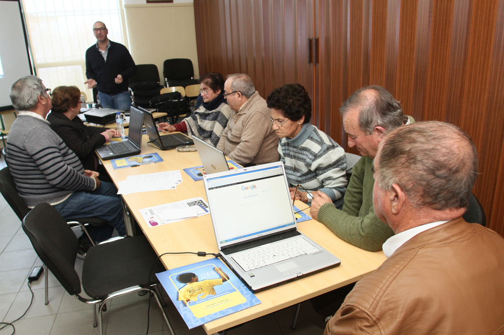 Clique sem Idade: Curso dota população 55+ de noções básicas de informática 