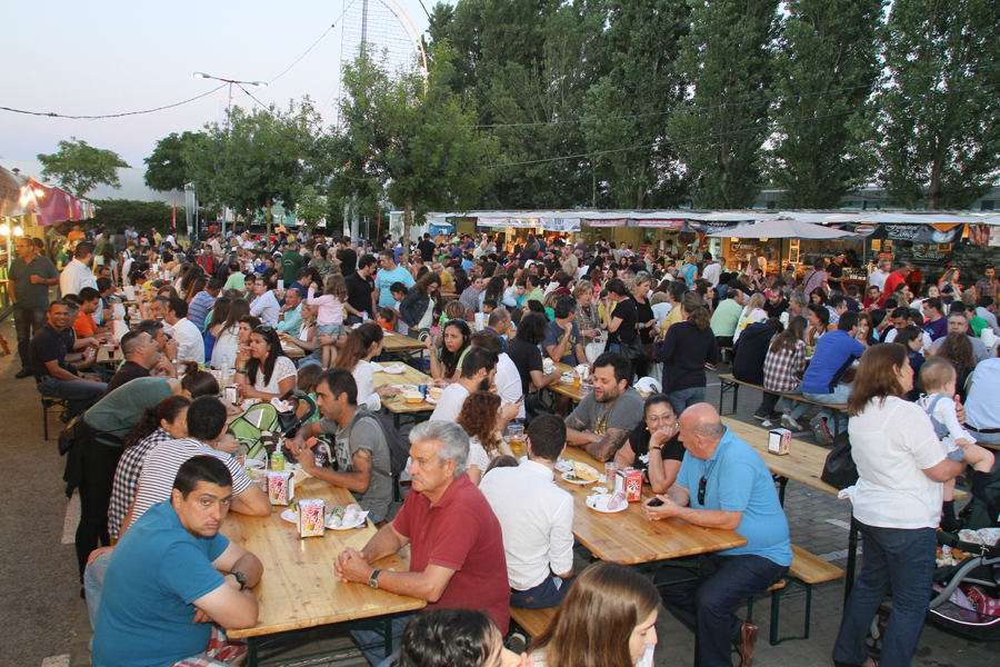 Município cede espaço público às festividades locais para angariação de receita