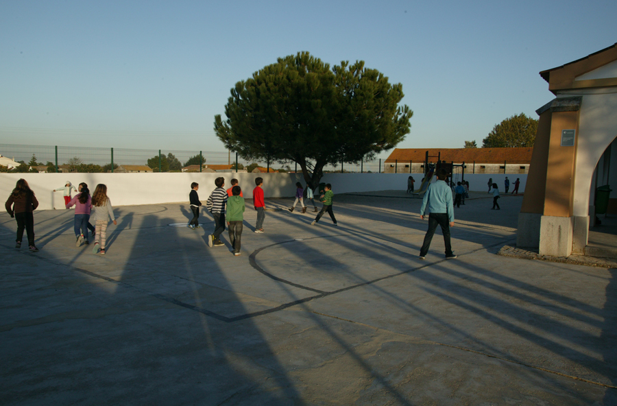 Escola Básica da Palhota: Empreitada de beneficiação de logradouro e instalação de refeitório ini...