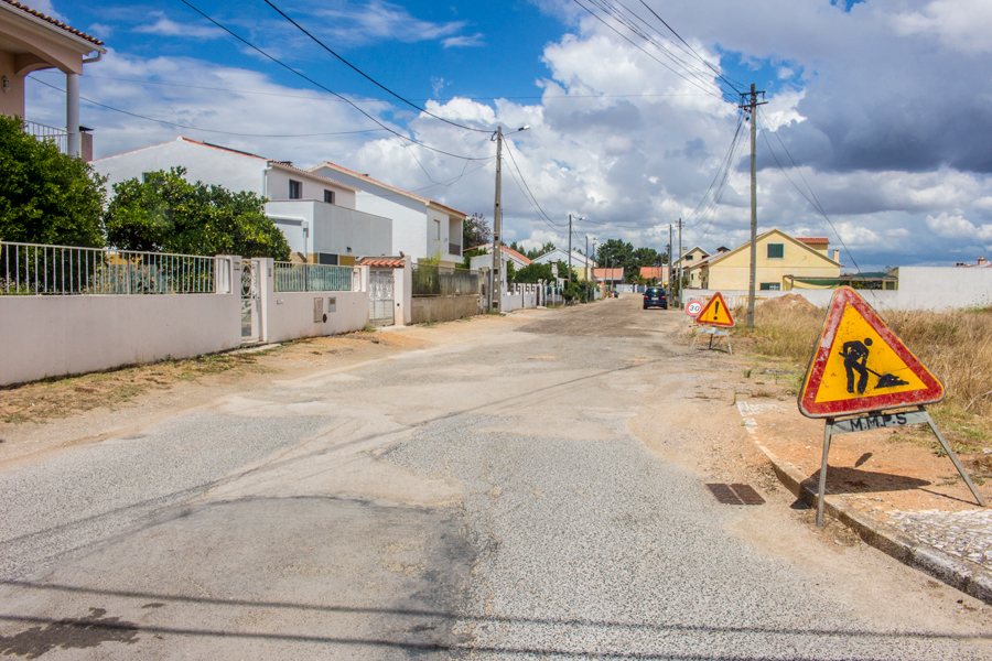 Ampliação da rede de água em curso na Rua das Laranjeiras, Bairro Assunção Piedade, Quinta do Anjo