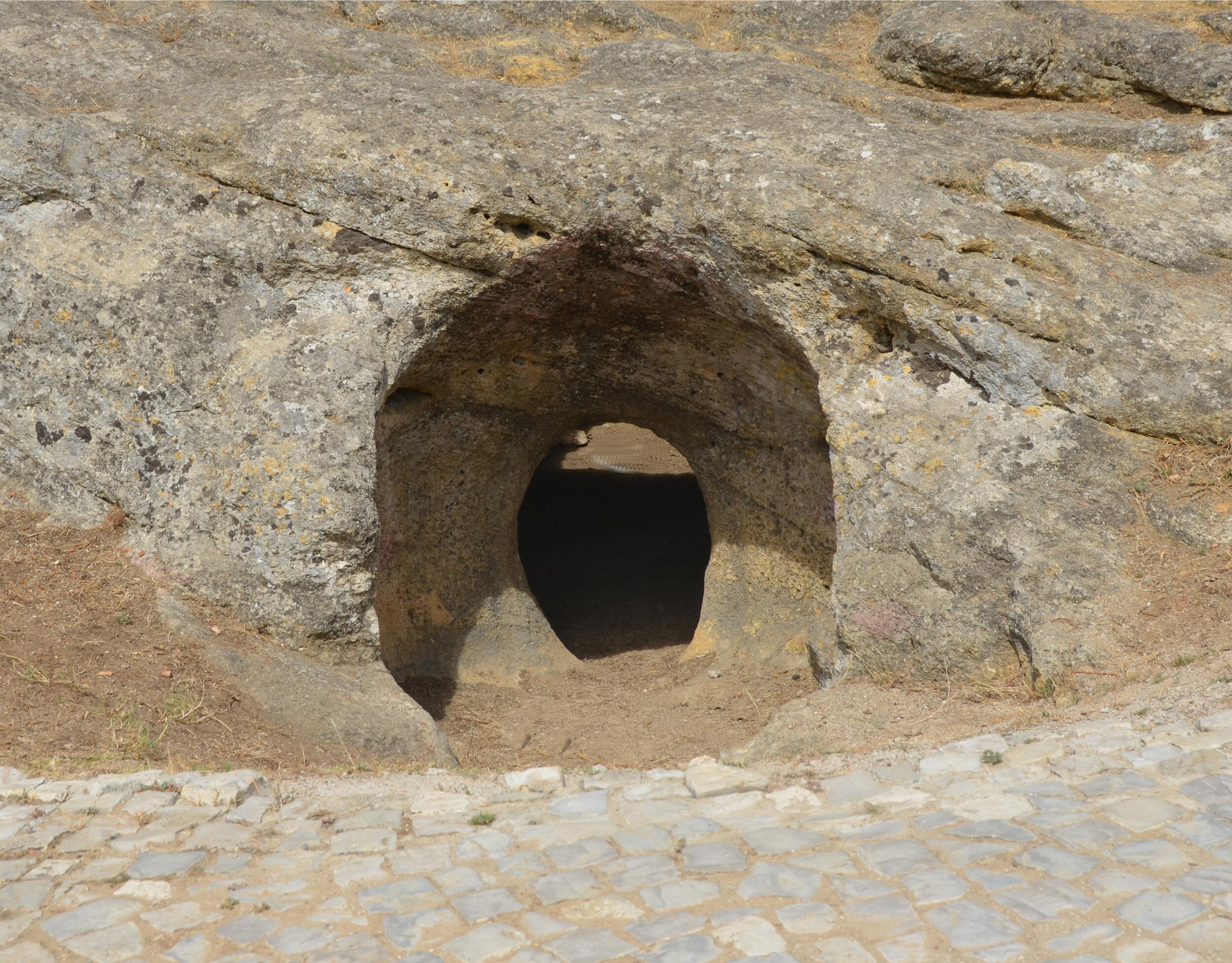 Visita guiada às Grutas Artificiais de Quinta do Anjo dá a conhecer importantes achados no proces...