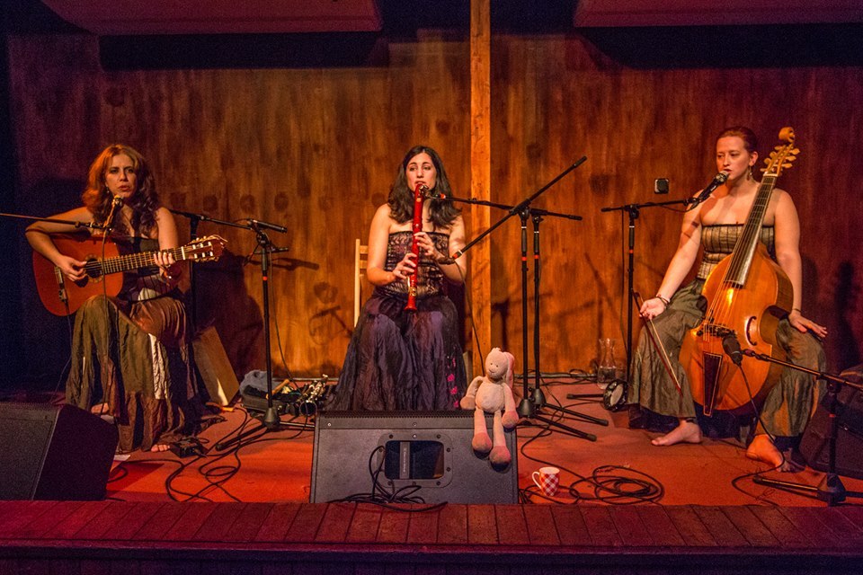 B’rbicacho encantam em Baile de Danças Tradicionais do Mundo