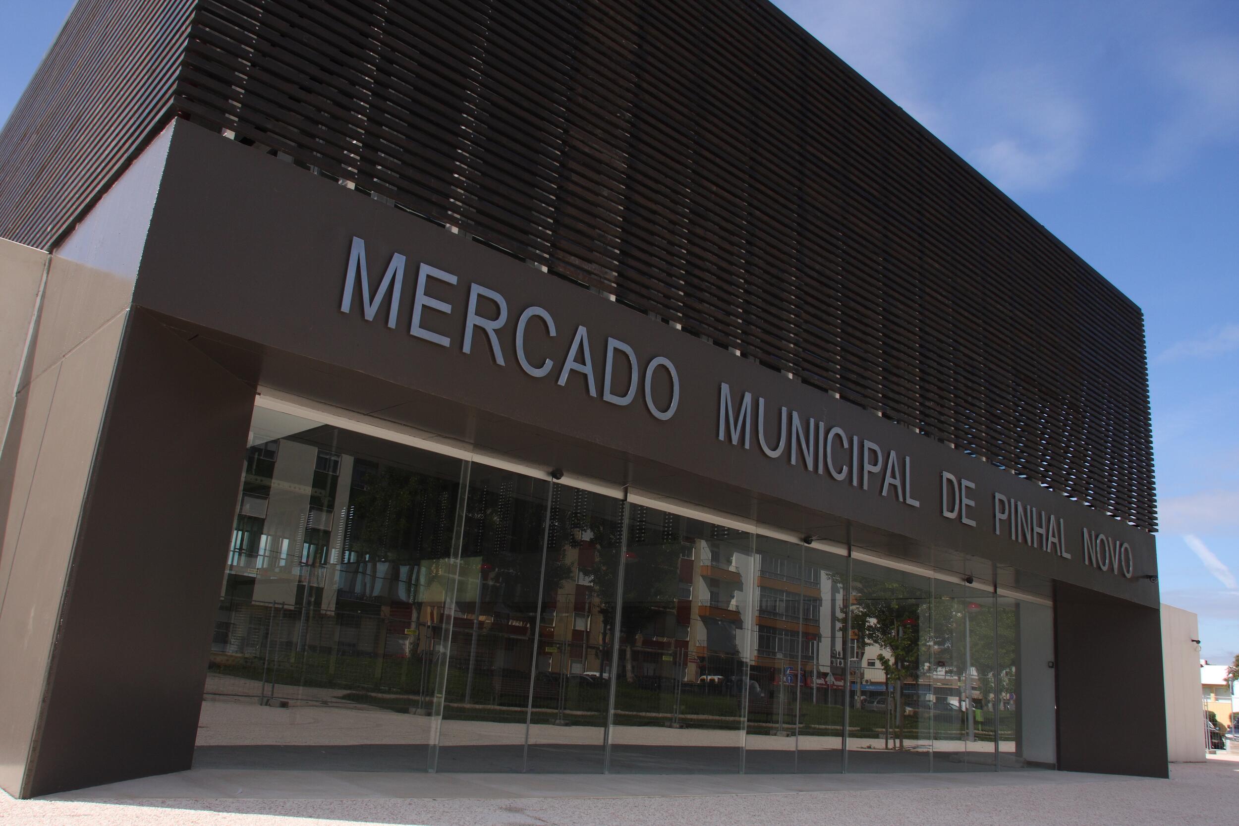 Mercado de Pinhal Novo com horário normal nos feriados