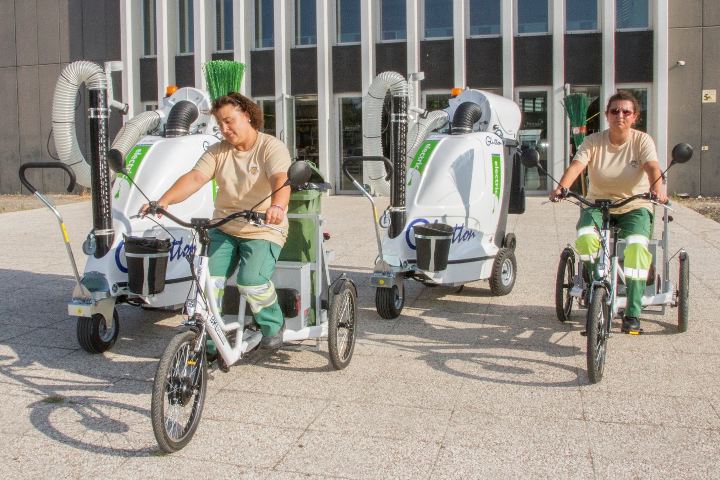 Triciclos e aspiradores reforçam limpeza urbana
