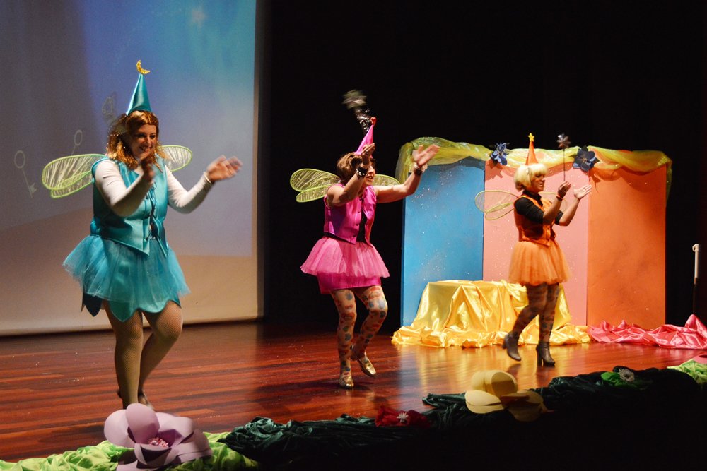  Equipa de animação das Bibliotecas Municipais apresenta a peça de teatro “O Natal das Três Fadas”