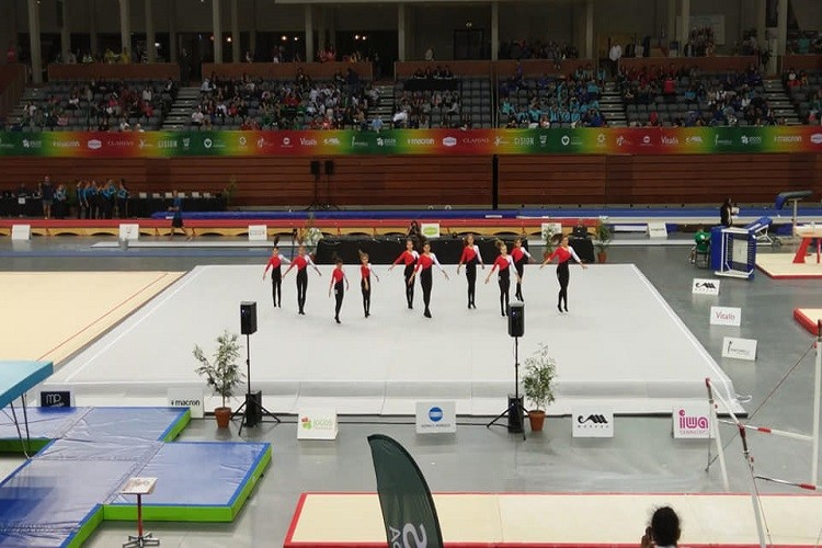 Saudação às ginastas Ana Maria Bola, Lian Huon e Raquel Vicente