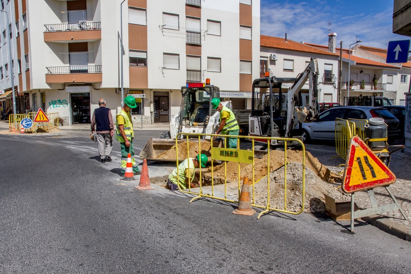 Obra de ampliação e remodelação da rede motiva interrupção no abastecimento de água na zona norte...