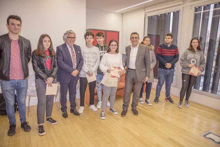 Entrega de bolsas de estudo: Município e famílias celebram sucesso escolar