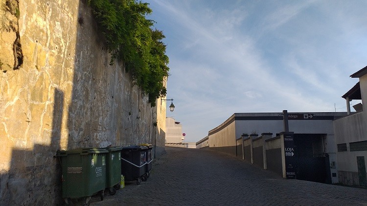 Reabilitação de muro na Rua Hermenegildo Capelo – projeto adjudicado