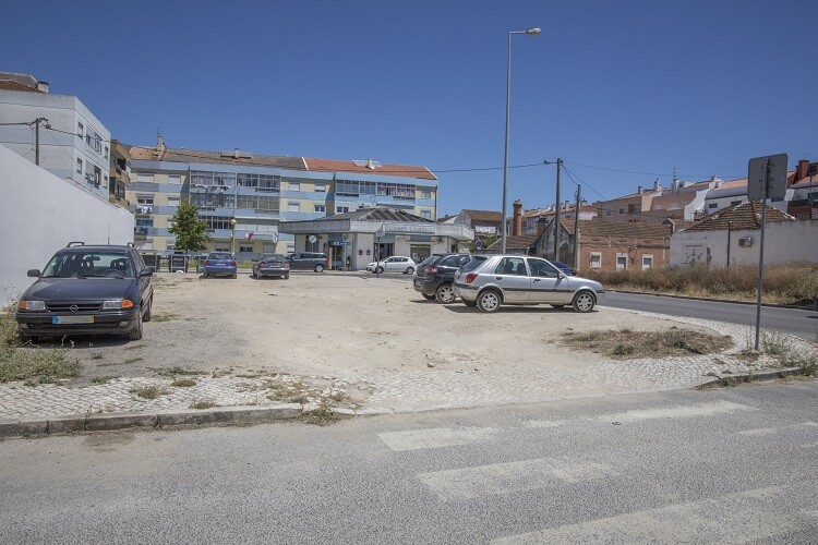 Pinhal Novo: Rua Gago Coutinho com mais estacionamento