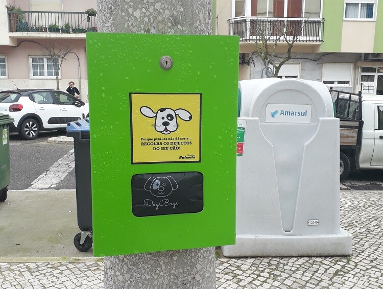 Sacos biodegradáveis para dejetos caninos