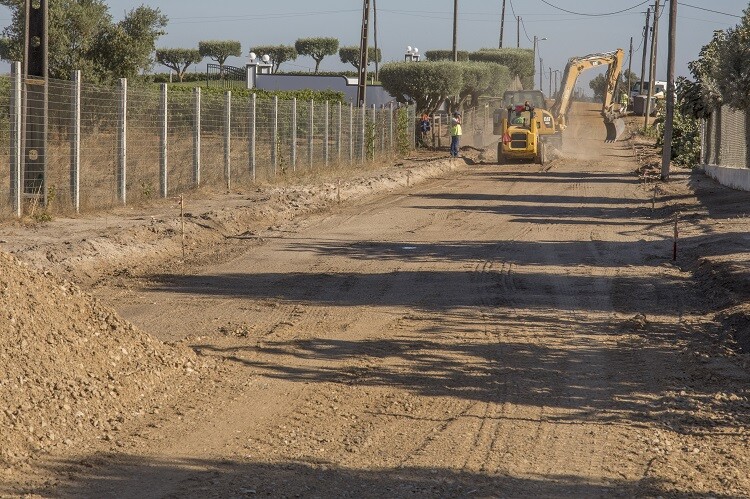 Lau: pavimentação da Rua António Roldão em curso