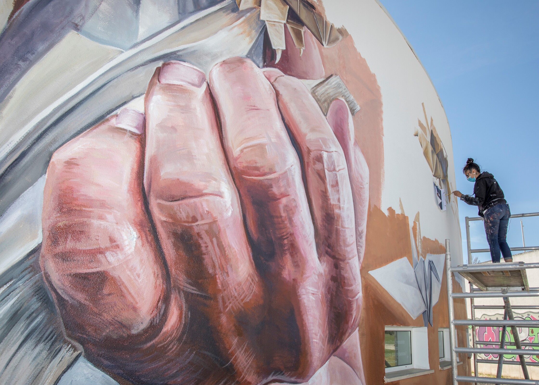 Mural de Daniela Guerreiro dá vida a parede da Biblioteca de Pinhal Novo