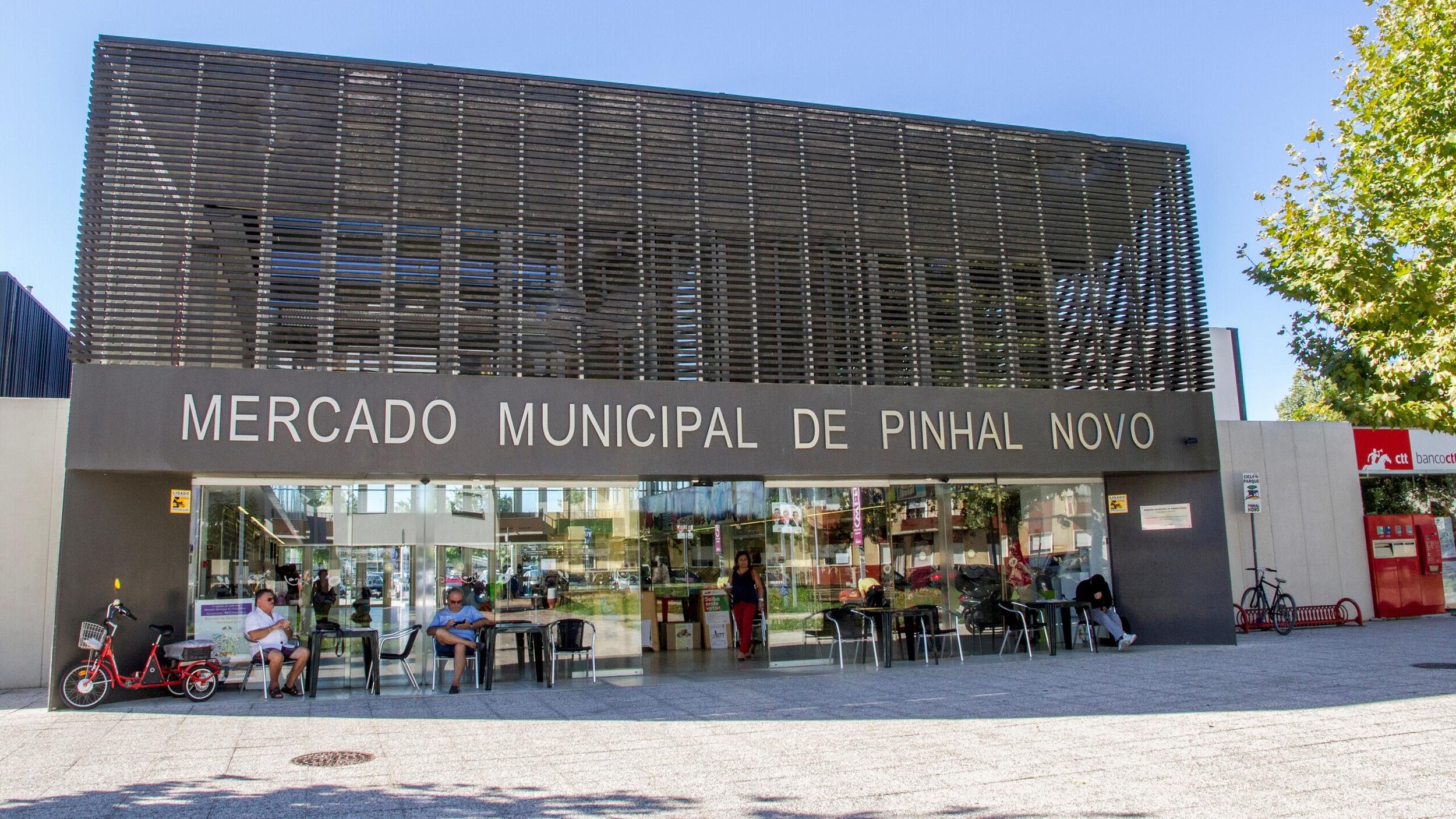 Mercados Municipais de Palmela e Pinhal Novo com horário normal nos feriados de junho