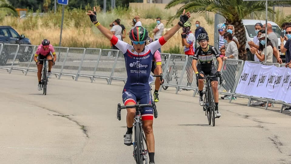 Saudação - ciclista Ana Neves