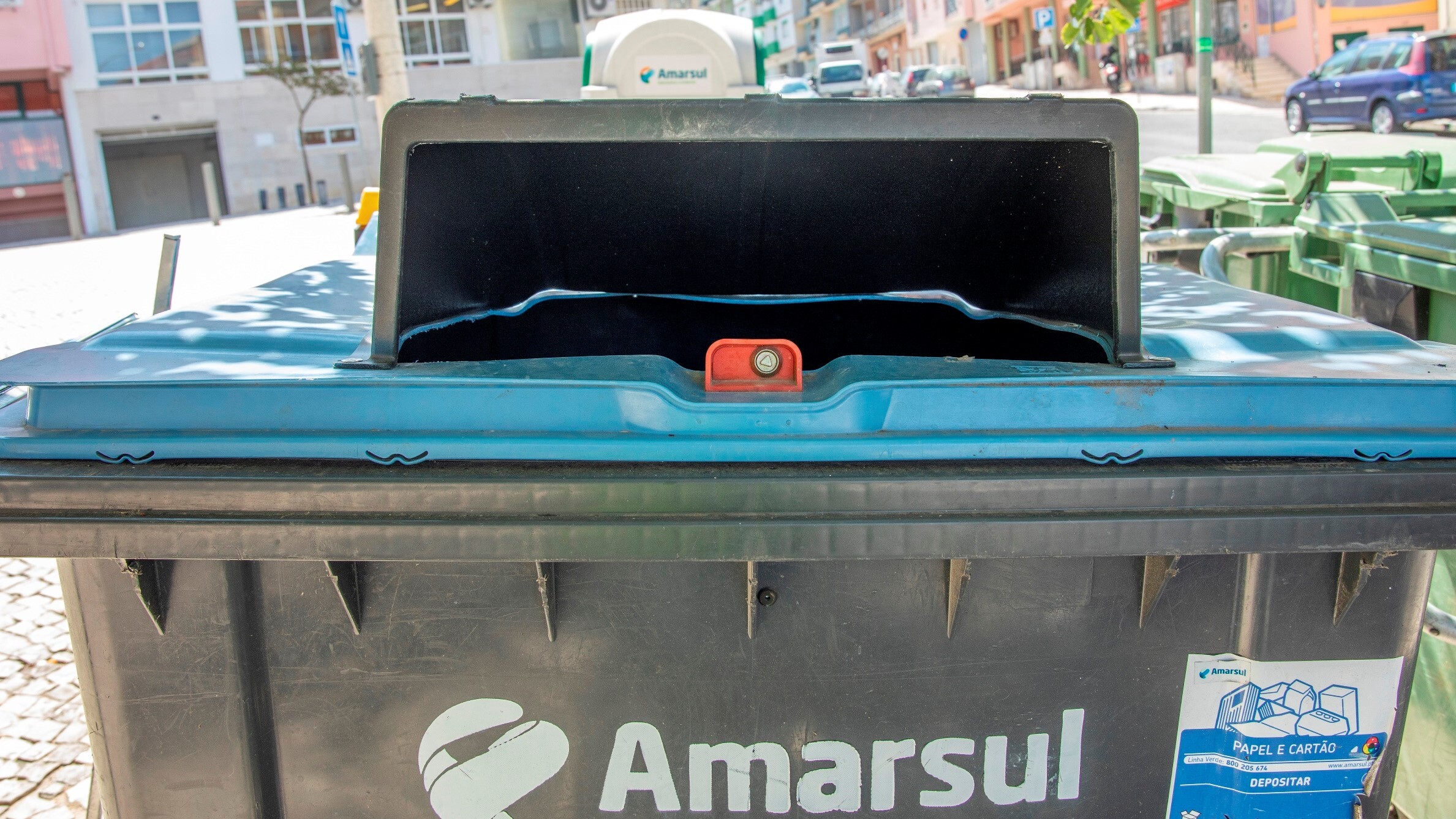 Contentores azuis com novas tampas para facilitar deposição de resíduos